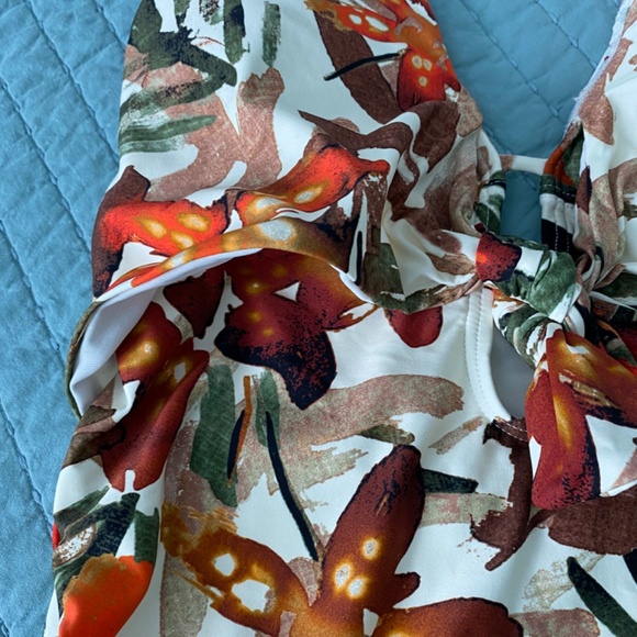 NWT Vince Camuto Seychelles Floral Tie Front Halter One-Piece Sz 8 - Picture 5 of 8